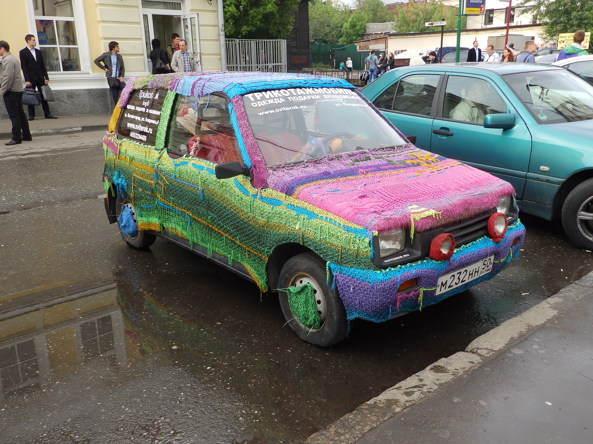 Knitted car in Moscow