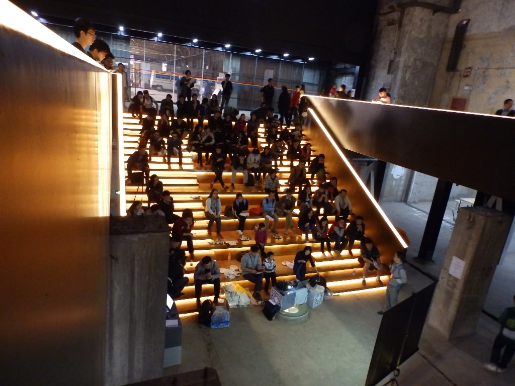 The Value Factory in use. Where the float glass basins once were, now events and lectures take place. Light emitting stairs in the Value Factory transform the production hall into a casual auditorium.
