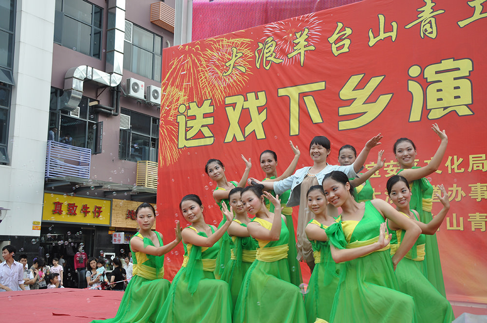 The “Yang Taishan” performance team consists of young volunteering migrant workers from Da Lang. They sing and dance especially for young migrant workers on cultural events all over Da Lang District. Image: Da Lang Government