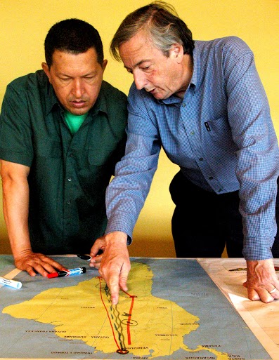 Argentinean President Néstor Kirchner and Venezuelan President Hugo Chávez plot the route of the Gran Gasoduto del Sur over a map of South America. Puerto Ordaz, Venezuela, 21 November 2005. Photo: Presidency of the Argentinean Government.