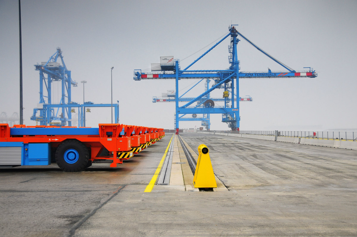 The automatic workers: Lift AGVs with ARMG and STS cranes at the APM Terminals terminal in Maasvlakte 2, Rotterdam. Source: APM Terminals 